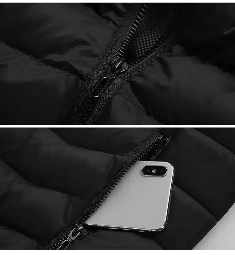 Černobílý detail zipové bundy s mobilním telefonem vsazeným do kapsy, ilustrující praktičnost moderního oblečení.