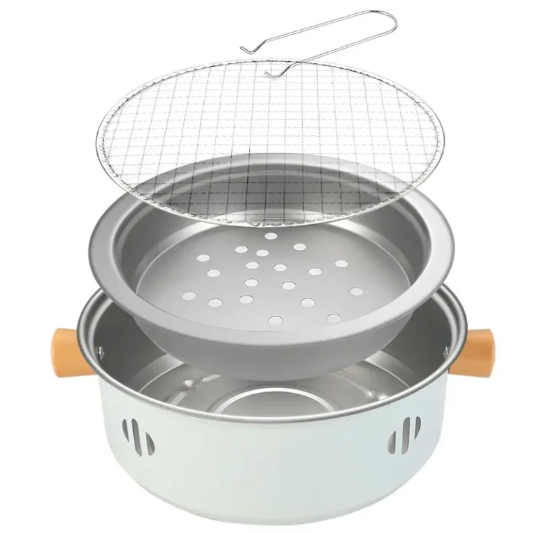 Víceúčelový nerezový parní hrnec s děrovanou vložkou a kovovým roštem, určený pro vaření a dušení potravin.
