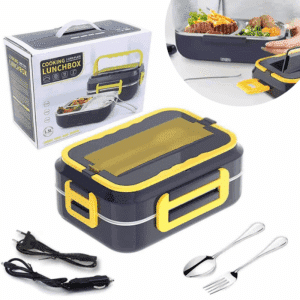 Elektrický ohřívací lunch box v šedo-žluté barvě s příslušenstvím včetně napájecího kabelu a příborů, zobrazený na reklamním obrázku s krabicí a připraveným jídlem.