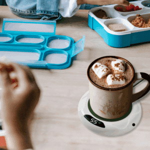 Horúca čokoláda s marshmallow na váhe, v pozadí tyrkysové dózy na jedlo a časti tela v džínsovej bunde.