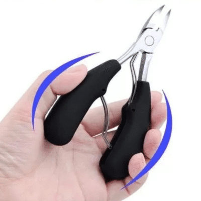 Kleště s černými ergonomickými rukojeťmi držené v ruce, určené pro přesné stříhání nebo štípání.