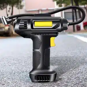 Černý bezdrátový kompresor s ergonomickým designem a žlutými akcenty, určený pro pohodlné huštění pneumatik na cestách.