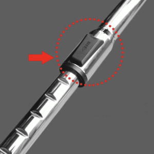 Detailní pohled na kovovou trubici se spojem, zvýrazněný červeným kruhem a šipkou, ukazující specifickou část mechanického dílu nebo strojní komponenty.