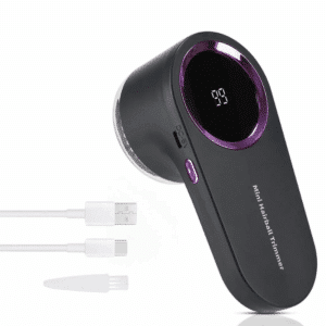 Černý ruční přístroj na zastřihávání s digitálním displejem a fialovým lemováním, dodávaný s USB nabíjecím kabelem, určený pro úpravu vlasů nebo vousů.