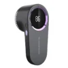 Černý ruční přístroj s digitálním displejem a fialovým osvětlením, označený jako "Mini Hairball Trimmer" pro odstranění chuchvalců z oblečení nebo textilií.