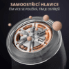 Samoostřicí mlýnek s mechanismem v měděných a stříbrných tónech, obklopený měkkými kulatými prvky, s textem zdůrazňujícím, že čím více se používá, tím je ostřejší.