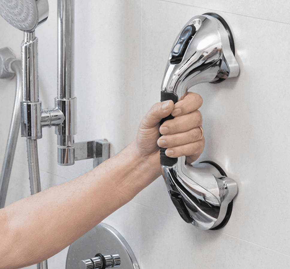 Stříbrné madlo v koupelně pro bezpečné uchopení, určené k podpoře stability a prevenci pádu při sprchování nebo pohybu ve vlhkém prostoru.
