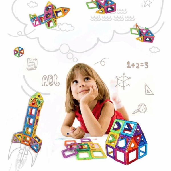 Dívka v červeném tričku staví barevnou prostorovou stavebnici z magnetických trojúhelníkových a čtvercových dílků, obklopená náčrtky geometrických tvarů a symbolů.
