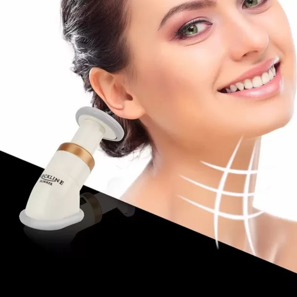Žena s úsměvem představující kosmetický přístroj Neckline Slimmer zaměřený na tvarování krku a redukci druhé brady.