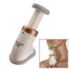 Kosmetický přístroj Neckline Slimmer pro tvarování krku a redukci druhé brady, bílé barvy s bronzovým prvkem, zobrazený samostatně a při použití na krku.