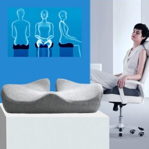 Ergonomický podsedák v šedé barvě s anatomicky tvarovaným povrchem vedle modré infografiky znázorňující různé sedací polohy a osoby sedící na židli.