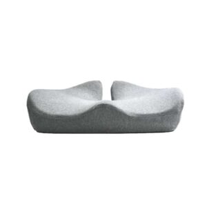 Šedý ergonomický sedací polštář s křivkami navržený pro pohodlné sezení, vyrobený z měkkého textilního materiálu s protiskluzovou úpravou.