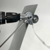 Přídavný nástavec upevněný na elektrické vrtačce, určený k řezání kovových plechů a profilů pod úhlem pomocí otočného kloubu.