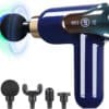 Modrý masážní přístroj - muscle gun s digitálním displejem a čtyřmi výměnnými nástavci pro uvolnění svalů a regeneraci.