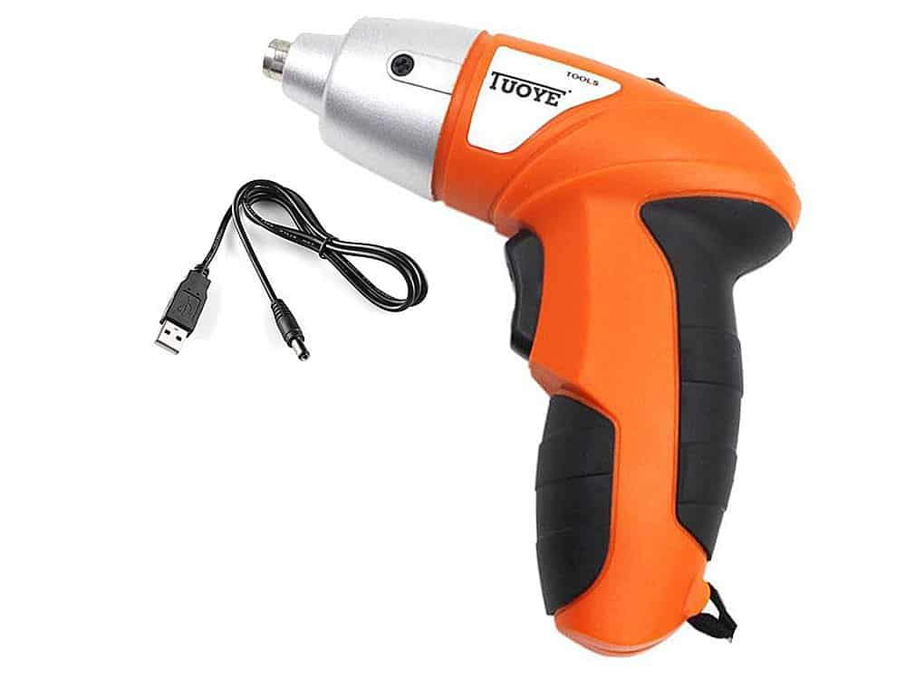 Dobíjateľný elektrický skrutkovač značky Tuoye v oranžovo-čiernej farbe s USB nabíjacím káblom, určený pre domácich majstrov a drobné opravy.