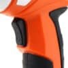 Detail oranžovo-čiernej rukoväte elektronického ručného nástroja s ergonomickým dizajnom a tlačidlami na ovládanie.