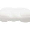 Bílý měkoučký ortopedický polštář ve tvaru oblaku s ergonomickým designem, určený pro pohodlné spaní a podporu hlavy a krku.