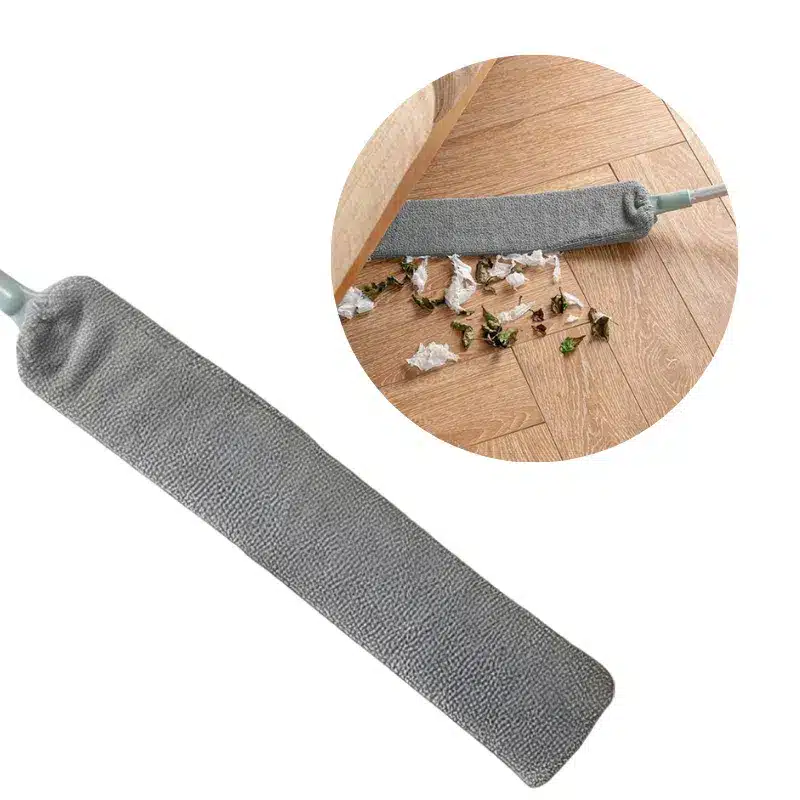 Šedá textilní škrabka na podlahu s protiskluzovým povrchem, určená k čištění a úklidu dřevěné podlahy od drobných nečistot a smetí.