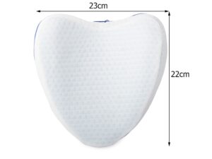 Ortopedický bílý polštářek mezi kolena srdcovitého tvaru o rozměrech 23 cm x 22 cm, určený ke zlepšení polohy páteře a zvýšení pohodlí při spánku.