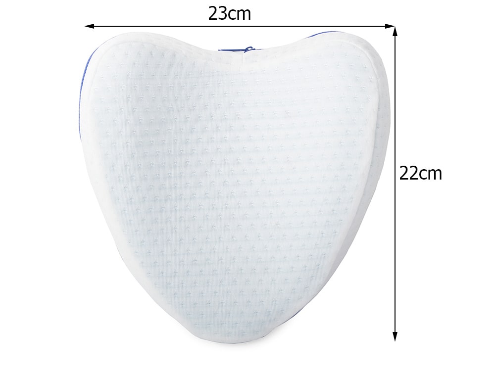 Ortopedický bílý polštářek mezi kolena srdcovitého tvaru o rozměrech 23 cm x 22 cm, určený ke zlepšení polohy páteře a zvýšení pohodlí při spánku.
