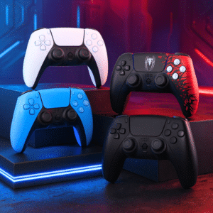 Čtyři herní ovladače PlayStation 5 v různých barvách - bílé, modré, černé a červeno-černé s motivem pavučiny - umístěné na podsvícené herní podložce s modro-červeným pozadím.