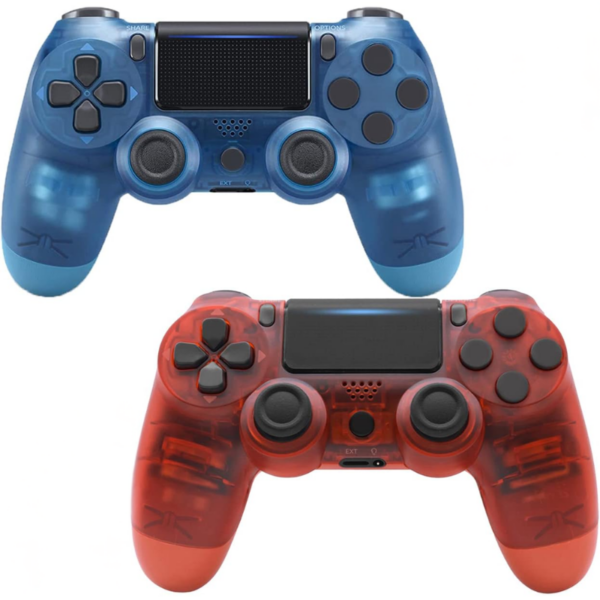 Dva průsvitné PlayStation 4 gamepady v modré a červené barvě, každý s černým touchpadem a analogovými páčkami.