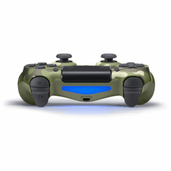 Maskáčový gamepad PlayStation 4 v zelené barvě s modrým LED podsvícením Light Barem, pohled z úhlu zezadu.