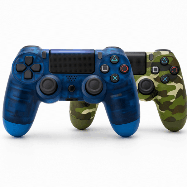 Dva herní ovladače PlayStation 4 v modré průsvitné a maskáčové zelené barvě, umístěné vedle sebe na bílém pozadí.