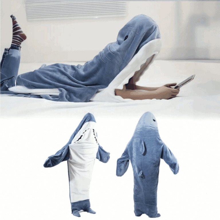 Žraločí oblečení v modrobílé barvě, které připomíná plyšovou mikinu s kapucí ve tvaru žraločí hlavy, zachycené ve třech polohách včetně relaxované pózy s mobilem.