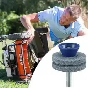 Muž brousí sekačku na trávu pomocí brusného nástavce s modrou krytkou, nástroj je určený k ostření sekačkových čepelí.