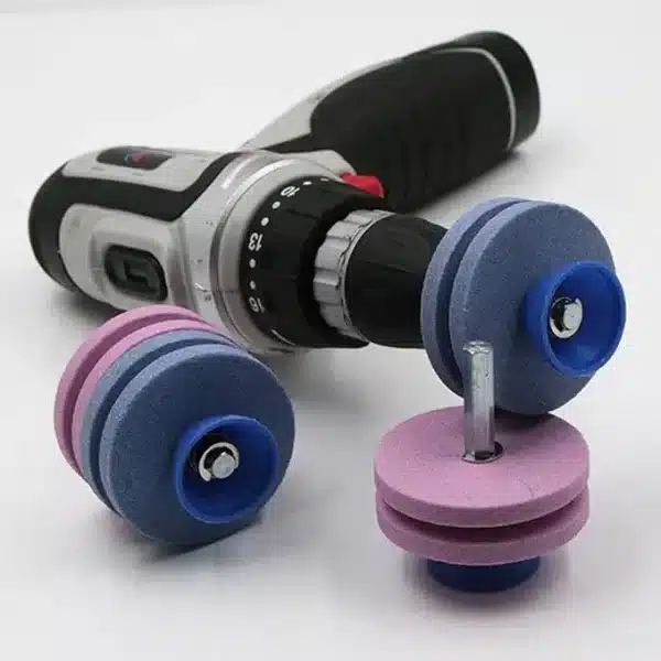 Akumulátorová vrtačka s několika bruskami v modré a fialové barvě, určené pro broušení nebo ostření.