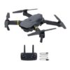 Kompaktný mini dron v tmavosivej farbe so sklopiteľnými ramenami a priloženým diaľkovým ovládačom, určený na snímanie fotografií a videí z vtáčej perspektívy pomocou vstavanej HD kamery.