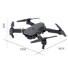 Malý sklopný dron v tmavosivej farbe s čiernou štvorvrstvovou vrtuľou, určený na fotografovanie a natáčanie z vtáčej perspektívy s HD kamerou, s rozmermi 22 cm x 20 cm x 5 cm.