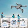 Mini dron s HD kamerou vznášajúci sa nad pláží, s trojicou osôb v modrom oblečení sledujúcich jeho let; obrázok zobrazuje rôzne pohľady a funkcie zariadenia.
