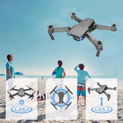 Mini dron s HD kamerou vznášajúci sa nad pláží, s trojicou osôb v modrom oblečení sledujúcich jeho let; obrázok zobrazuje rôzne pohľady a funkcie zariadenia.