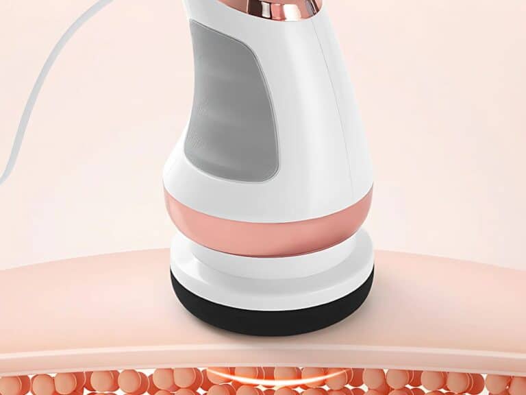 Kosmetický přístroj v bílé, růžové a měděné barvě, který je umístěn na schematickém zobrazení lidské pokožky s buňkami, pravděpodobně určený pro ošetření pleti.