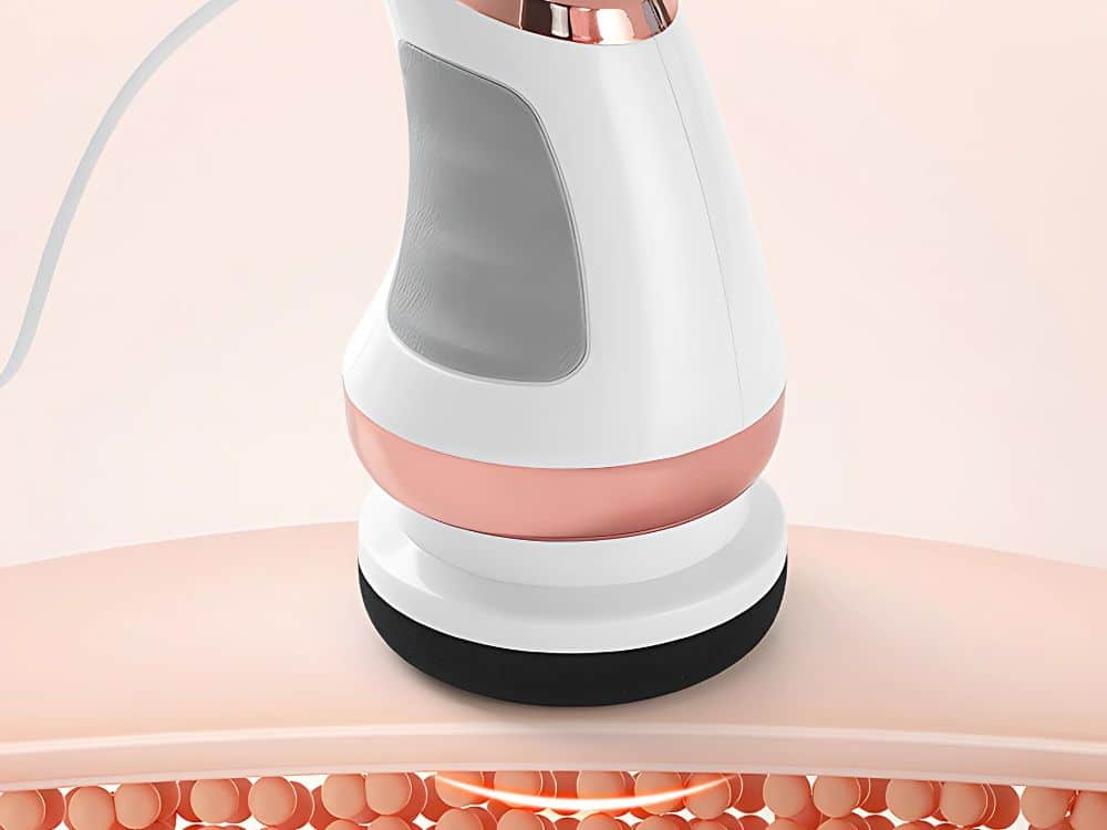 Kosmetický přístroj v bílé, růžové a měděné barvě, který je umístěn na schematickém zobrazení lidské pokožky s buňkami, pravděpodobně určený pro ošetření pleti.