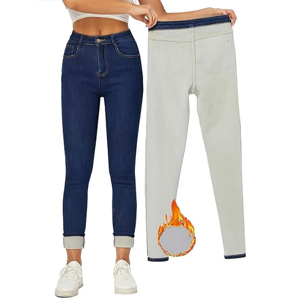 Dva páry džínů - tmavě modré a světle šedé - s hořícím kruhem uprostřed, zobrazující módní kontrast a rozdíl mezi barvami a stylem džínů.