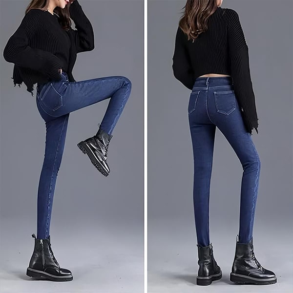 Dvě fotografie módního outfitu - černý crop svetr a modré skinny džíny s černými kotníkovými botami, zachycené zpředu a zezadu.