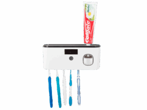 Bílý elektrický držák na zubní kartáčky s UV sterilizátorem, na němž je umístěná tuba zubní pasty Colgate a čtyři zubní kartáčky v odstínech modré a bílé.