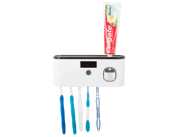 Bílý elektrický držák na zubní kartáčky s UV sterilizátorem, na němž je umístěná tuba zubní pasty Colgate a čtyři zubní kartáčky v odstínech modré a bílé.