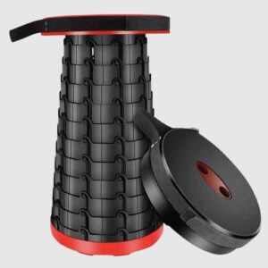 Černý teleskopický skládací stolička s červenými prvky, který lze snadno přenášet a rychle rozložit pro okamžité sezení venku nebo na cestách.