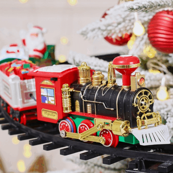 Vánoční vláček v červeno-černém designu s vánočními ozdobami a rozsvíceným stromečkem v pozadí, symbolizující sváteční atmosféru.