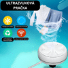 Ultrazvuková přenosná pračka s funkcemi jako turbínové čištění, automatický cyklus a ultrazvukové vibrace, znázorněná bílým zařízením s rotujícím proudem vody a látkami v pozadí.