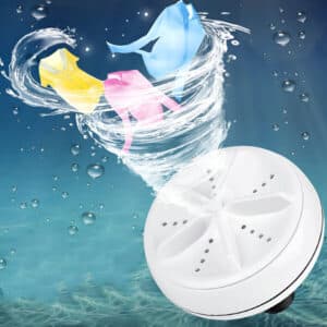 Prenosná USB mini práčka vo výtvarnom stvárnení - biela okrúhla práčka s dynamickým vírom vody v modrom pozadí, z ktorého sa vznášajú farebné kusy oblečenia.
