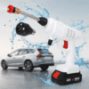 Dobíjecí vysokotlaká myčka s 48V baterií, určená pro mytí automobilů, zobrazená s postříkáním vodou a stříbrným vozem v pozadí.