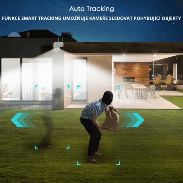 Bezpečnostní kamera s funkcí sledování pohybu na zahradě rodinného domu, zachycující osobu v tmavém oblečení nesoucí pytel na trávníku.