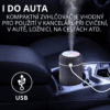 USB zvlhčovač vzduchu v čiernej farbe umiestnený v držiaku nápojov auta, s jemnou hmlou stúpajúcou z jeho hornej časti a farebným podsvietením.