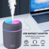 Bezdrátový USB zvlhčovač vzduchu H2O s barevným LED podsvícením, který lze napájet z počítače, powerbanky nebo auta, s funkcí odpařování vody zobrazený vedle notebooku.