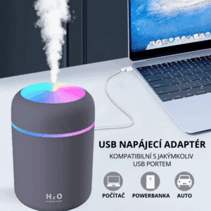 Bezdrátový USB zvlhčovač vzduchu H2O s barevným LED podsvícením, který lze napájet z počítače, powerbanky nebo auta, s funkcí odpařování vody zobrazený vedle notebooku.
